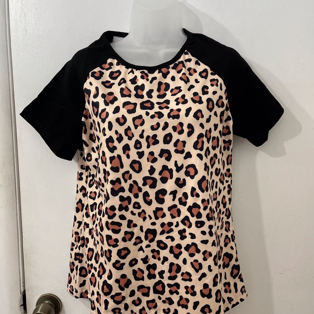 NEW Cheetah print short sleeve shirt NEW 🔥 pick size